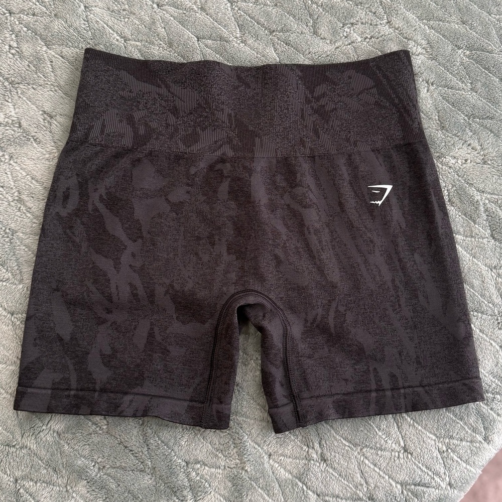 Gymshark Adapt Camo Seamless Shorts-
Asphalt Grey/Black Size Medium